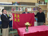 El diputado Manuel Campos entrega la bandera regional al I.E.S. Cañada de las Eras de Molina de Segura