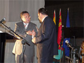 Entrega de la I Medalla de Oro de Inserción al Alcalde de Molina de Segura, Eduardo Contreras Linares