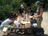 Voluntarios ambientales de Molina de Segura colocan cajas nido en el Soto de La Hijuela a orillas del Río Segura