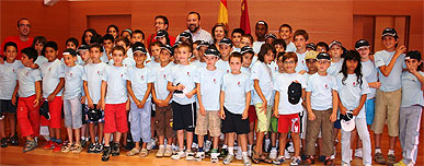 Los consejeros de Presidencia y Sanidad reciben a los niños del campamento que organiza la Asociación Murciana de Hemofilia