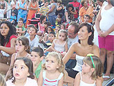 Numerosos niños y niñas se divierten con las actividades infantiles y los títeres y marionetas