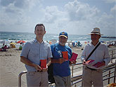 Se reparten libros gratuitos en la playa Galúa de La Manga