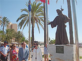 Santiago de la Ribera estrena en el día de su festividad una imagen en bronce de Santiago Apóstol como peregrino que preside el centro de la localidad, en el paseo marítimo