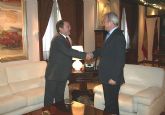 El presidente de la Comunidad, Ramón Luis Valcárcel, recibió hoy al alcalde de Ricote, Miguel Ángel Candel