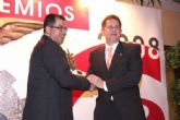 Francisco Blaya entrega el premio a la actividad empresarial a Pedro Guillermo