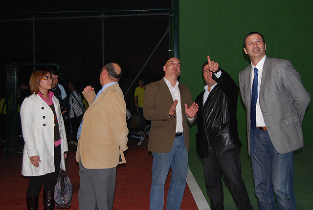 El Alcalde de la localidad acompañado por el Director General de Deportes, Antonio Peñalver, han visitado la pista de frontn del polideportivo 'El Praico' recientemente restaurada - 1
