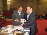 Los Plateros entregan al Alcalde el título de ‘Fiel Contraste de Honor’ por su apoyo a la recuperación del patrimonio