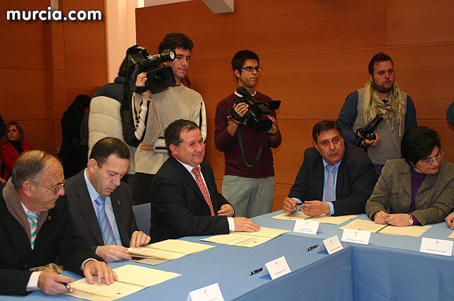 Valcrcel anuncia un plan de avales para los ayuntamientos de la Regin - 9