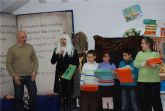 Varios niños y niñas de la localidad reciben los premios lectores 2008