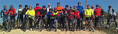 Los jóvenes conocen el municipio en mountain bike