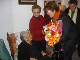 María Sanmartín, vecina de Santiago de la Ribera recibe el reconocimiento del Ayuntamiento con motivo de su 100 cumpleaños