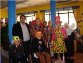 Los usuarios y profesionales de la residencia para personas mayores “La Purísima” de la localidad celebran una gran fiesta de carnaval