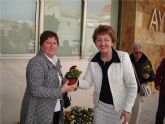 La concejalía de Mujer sorprendió esta mañana a las mujeres del municipio con una entrega pública de plantas para celebrar el 8 de marzo