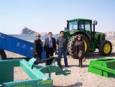 La Consejería de Turismo financia la compra de maquinaria para mantener limpias las playas de Águilas