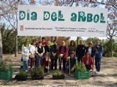Las concejalías de Medio Ambiente y,  Parques y Jardines celebra con un grupo de voluntarios del Banco del Tiempo el Día del Árbol con una plantación
