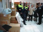 Cáritas recibe, de manos de los Policías Locales de Lorca, ropa de abrigo para las familias más necesitadas del municipio
