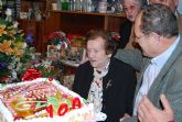 El alcalde y la edil de Mayores felicitan a una vecina por su 100 cumpleaños