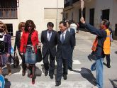 Los primeros 20 voluntarios mayores inician la regulación de cinco pasos de peatones a la salida de colegios de Lorca