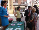 El Ayuntamiento de Lorca reparte 300 claveles a cambio de cigarrillos, por el Día Mundial Sin Tabaco