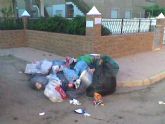 El Ayuntamiento de los Alcazares modifica los puntos de recogida de basura y consiente que quede tirada varios días en aceras y calles, según UPyD