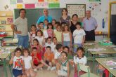 Los alumnos de 1º de primaria del Colegio Público Ginés Díaz San Cristóbal reciben los libros del programa “Conoce tu Biblioteca”