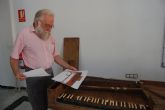El restaurador suizo André Extermann visita la localidad para revisar el pianoforte de Tadeo Tornel