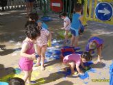 Actividad de pintura al aire libre en el Punto de Atención a la Infancia “Celia Gómez Buendía”