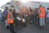 Voluntarios de Protección Civil y Banco del Tiempo asisten a los peregrinos que han viajado a Lourdes desde el aeropuerto de San Javier