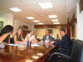 Reunión del consejero Salvador Marín con la presidenta de la Organización de Mujeres Empresarias de la Región