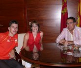 El alcalde recibe a dos ciclistas jumillanos que han obtenido medalla en el campeonato de España