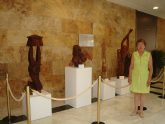 El Ayuntamiento acoge una exposición de esculturas en madera de la artista canaria Pegé , cedida por el Aeropuerto de San Javier