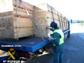 La Guardia Civil inmoviliza un transporte de 25.000 kilos de madera de pino