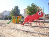 Parques y Jardines dota de nuevos juegos infantiles el parque Jabalina en San Javier