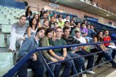 El CB Murcia entrena ante la atenta mirada de los alumnos del Colegio Parra