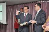 El alcalde entrega el carné de voluntario de honor de Totana al consejero de Política Social, Mujer e Inmigración, Joaquín Bascuñana
