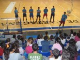 Los alumnos del colegio San Antonio Abad toman contacto con el Talasur UPCT Voleibol Cartagena