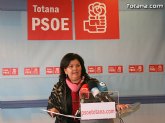 La concejal socialista Lola Cano ofreció una rueda de prensa para hacer una valoración del Pleno ordinario del mes de diciembre
