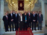 El presidente de Repsol y diputados de la Comisión de Industria, en el Palacio Consistorial