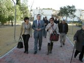 El delegado del Gobierno visita las obras de la nueva biblioteca y el jardín de Los Almendros en La Alberca