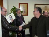 El Alcalde recibe a los dos profesores del I.E.S. Cañada de las Eras premiados con el segundo premio del Concurso Internacional de Relojes de Sol
