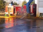Los bomberos trabajan en el control de una fuga de gas corrosivo en una fábrica de Jumilla