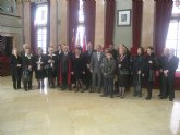 El concejal Rafael Gómez recibe a la Hermandad del Cristo de Burgos y a su presidenta en Francia