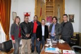 Los concejales del PSOE de La Unión entregan a Cruz Roja sus retribuciones de febrero para ayuda a Haití