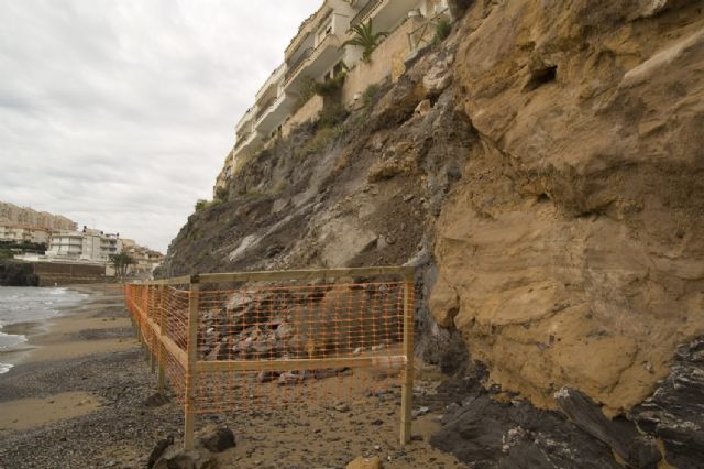 A.V.A denuncia nuevos desplomes de rocas en la playa del Hornillo - 3