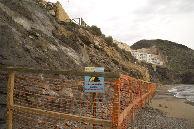 A.V.A denuncia nuevos desplomes de rocas en la playa del Hornillo - 4
