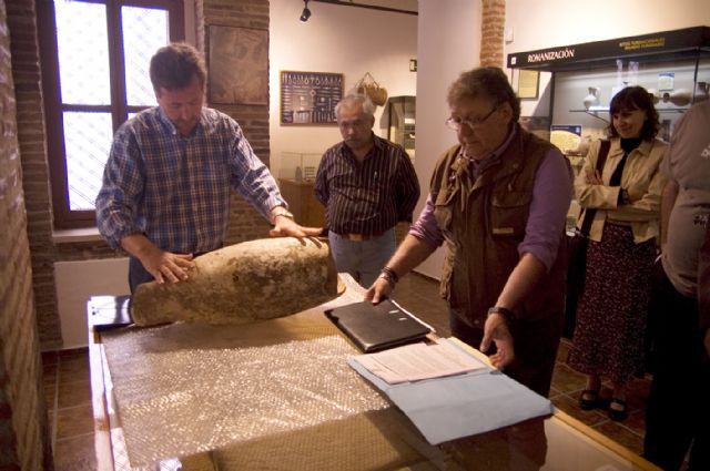 A.V.A. entrega al Museo de guilas un nfora de la poca imperial romana - 1