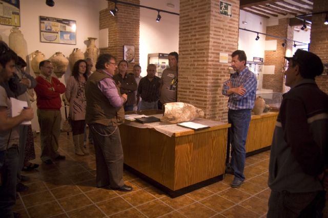 A.V.A. entrega al Museo de guilas un nfora de la poca imperial romana - 7