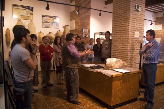 A.V.A. entrega al Museo de guilas un nfora de la poca imperial romana - 8