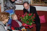 El alcalde visita a una vecina de la localidad para felicitarla por su 101 cumpleaños