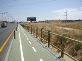 La Concejalía de Medio Ambiente instala una valla de madera para incrementar la seguridad de los ciclistas en la Costera Norte